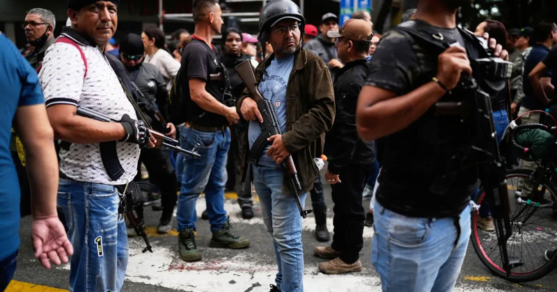 С автоматами в защиту Мадуро объектив