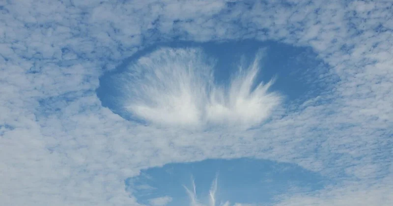Жители в США наблюдали необычные дыры в облаках ФОТО ВИДЕО
