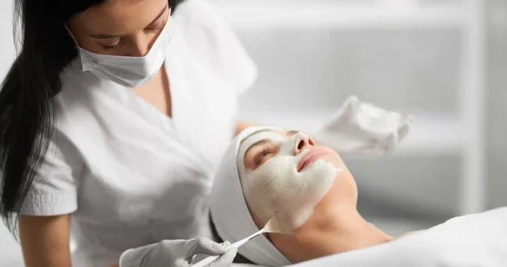 Минздрав Азербайджана выявил в прошлом году нарушения в десятках косметологических центров