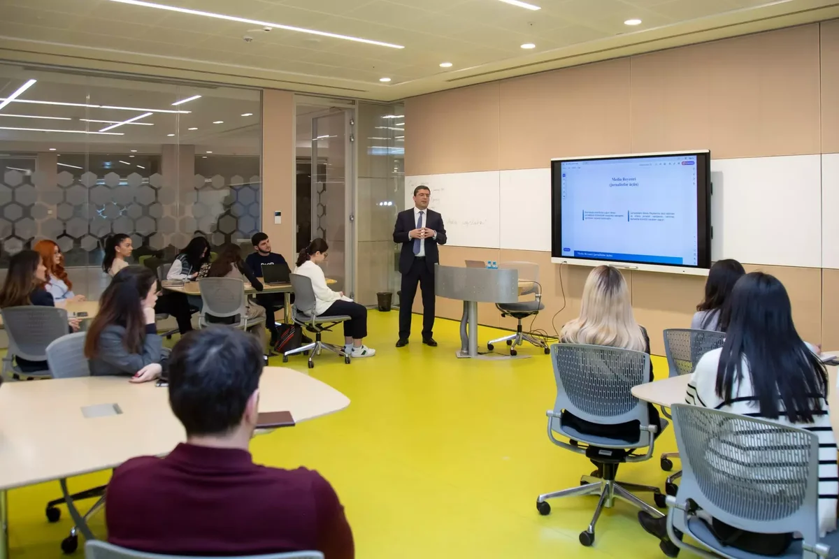 ADA Universitetinin tələbələri üçün “Media sahəsi üzrə qanunvericiliyin ümumi aspektləri” mövzusunda mühazirə deyilib FOTO