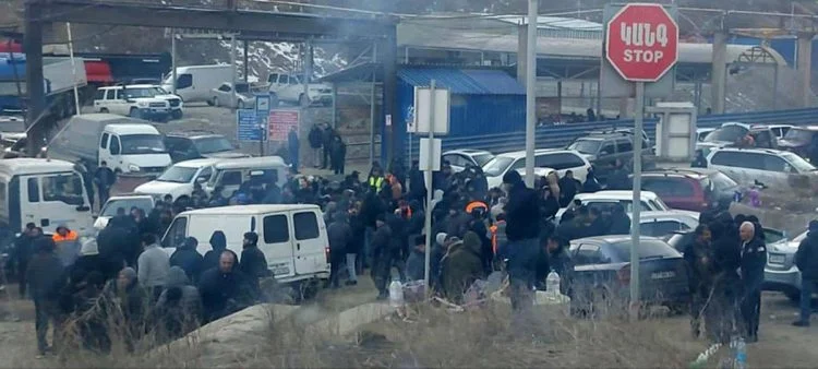 Zəngəzur zavodunda erməni tətili: Bıçaqlar işə düşdü, silahlar partladı