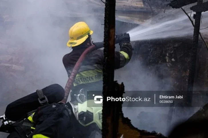 В Хырдалане произошел пожар в мебельном цеху