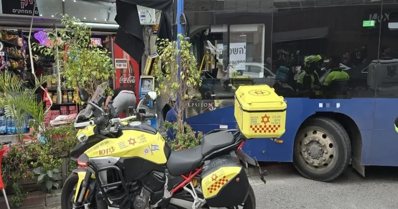 İsraildə avtobus binaya çırpılıb, 10 nəfər xəsarət alıb