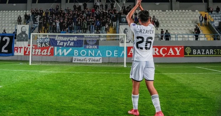 Qarabağ ın gənc futbolçusuna Premyer Liqa klublarından təkliflər var Amin Rzayev Qurban Qurbanovun məsləhətinə uyğun davranır