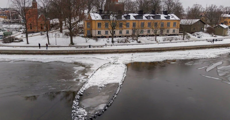В Стокгольме низкий уровень воды обнажил корабль XVI XVII веков