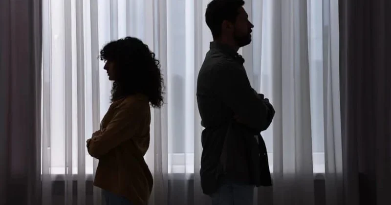 Səssiz evliliklər: Bitməyən, lakin yaşamayan münasibət