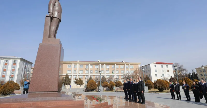 Ümummilli Lider Heydər Əliyevin abidəsi və Heydər Əliyev Muzeyi ziyarət olunub
