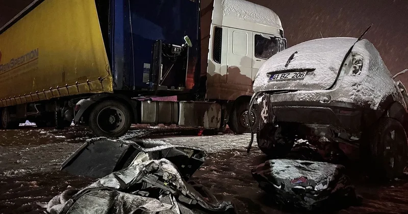 В турецком городе Эрзурум столкнулись грузовик и легковой автомобиль, есть погибшие