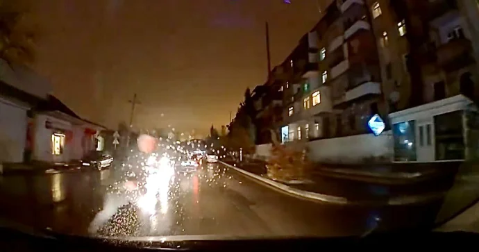 Qaranlıqda avtomobilin önünə qəfil çıxan piyada qəzadan son anda xilas oldu ANBAAN VİDEO