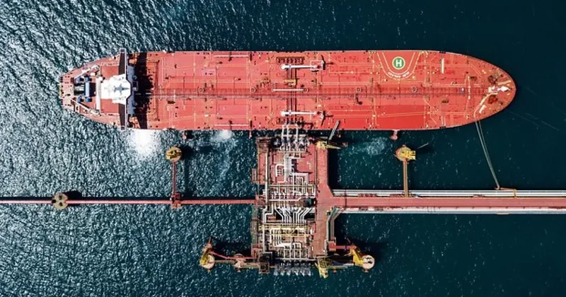 Bloomberg: Более десятка танкеров с российской нефтью не могут найти покупателей в Азии