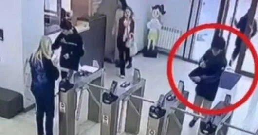 Вот как ученик пронес оружие в бакинский лицей ВИДЕО