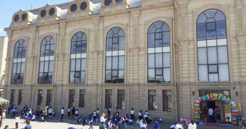 “Bezmişəm ...” Müəllimi güllələyən şagirdi sıxışdırırmışlar VİDEO