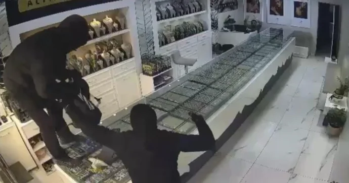 Maskalı şəxslər zərgərlik mağazasından 1 kq qızıl oğurlayıb motosikletlə qaçdı VİDEO