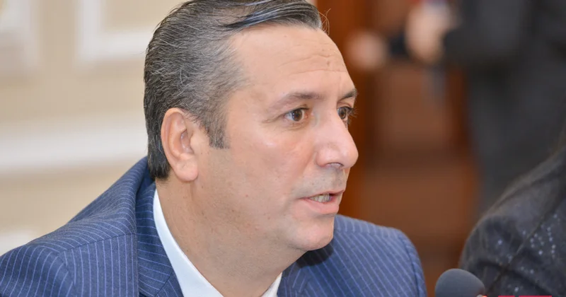 Media eksperti: Sosial şəbəkələrin uşaqlar üzərində neqativ təsirləri artıq faciələrə yol açır