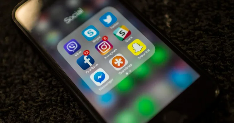 Daha bir dövlət uşaqlara sosial mediaya çıxışı qadağan edir