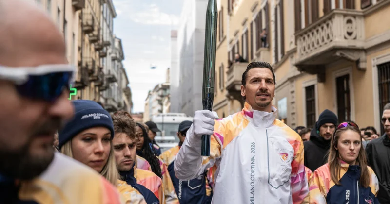 Zlatan İbrahimoviç Olimpiya məşəlini Milanda daşıyıb