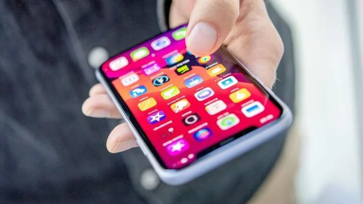 Xanım direktorun kartını oğurlayıb özünə “İphone” aldı