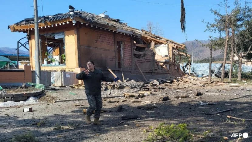 Koreyada qırıcı təyyarə səhvən mülki binalara 8 bomba atdı 15 nəfər yaralandı...