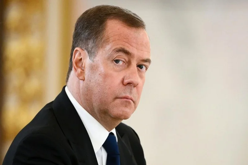 D. Medvedev: Makron birdəfəlik yox olacaq