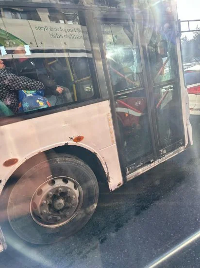 Marşrut avtobusunun pəncərəsi qırıq halda sərnişin daşındı FOTO