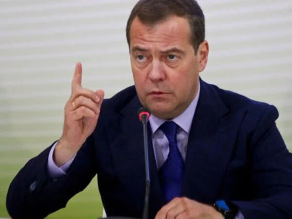 Medvedev Makronu ələ saldı adını belə yazdı