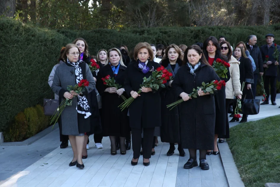 Dövlət Komitəsinin kollektivi və bir qrup ictimai fəal qadın Fəxri xiyabanı ziyarət edib FOTOLAR