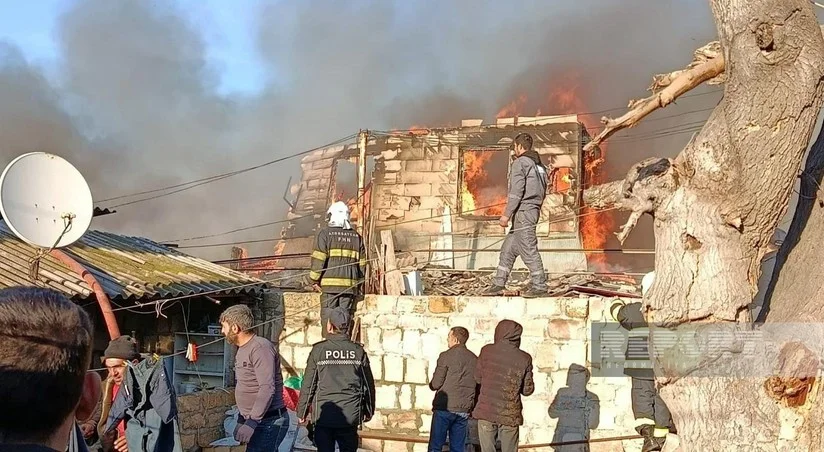 В Гяндже огонь из жилого дома перекинулся на более чем 10 квартир