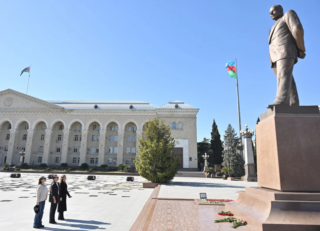 Мехрибан Алиева с дочерьми посетила Гянджу