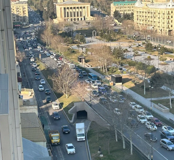 Bakıda Prius qəzaya uğradı, yolda tıxac yarandı