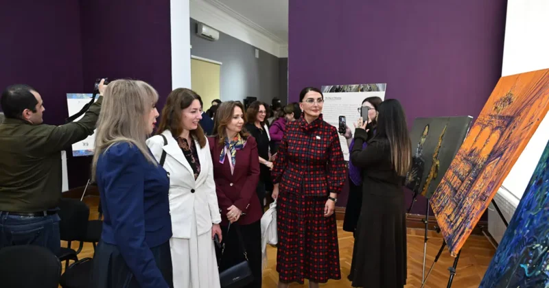 В Баку демонстрируются работы мексиканского художника ФОТО