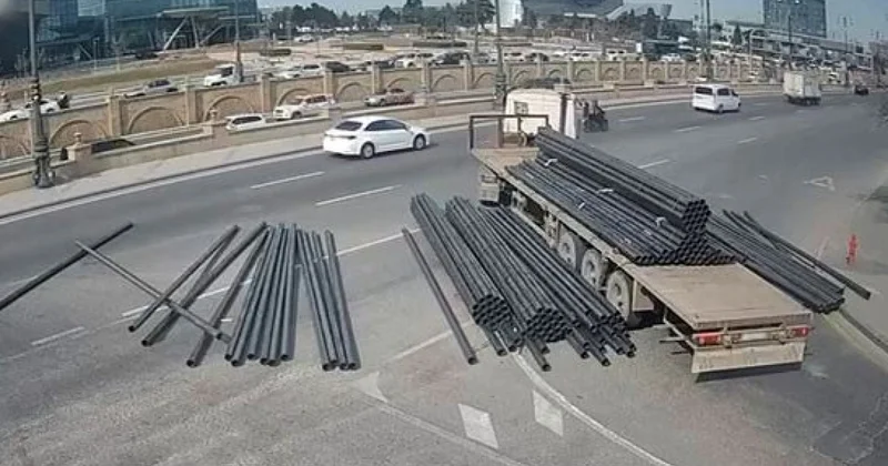 “Bağırov” körpüsündə yol qəzası olub, yük yola aşıb VİDEO