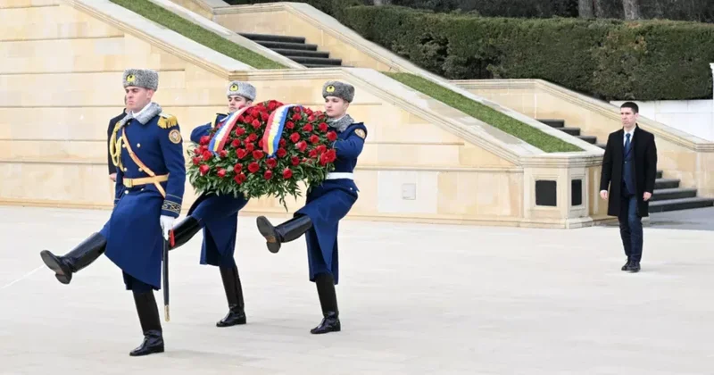 Вице премьер Молдовы возложил венок к монументу Победы в Баку