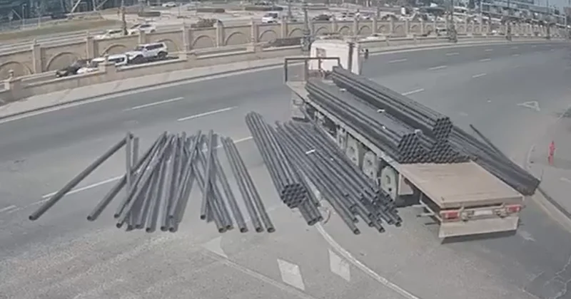 Bakıda daşınan yük yola dağıldı, hərəkət çətinləşdi VİDEO