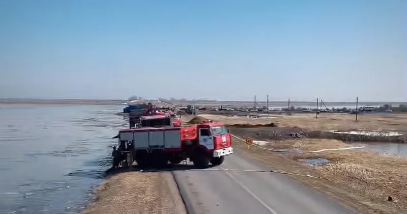 В Казахстане укрепляют плотину после прорыва