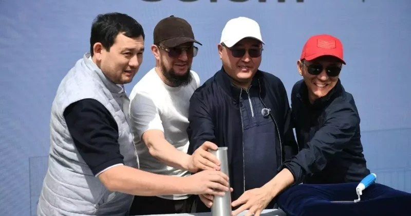 В Казахстан доставлена капсула времени от Джеки Чана