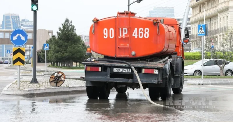 В Баку ведутся работы по устранению последствий ливня на одном из проспектов