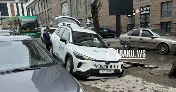 Bakıda yol çökdü, AYNA nın maşını həmin çuxura düşdü Foto