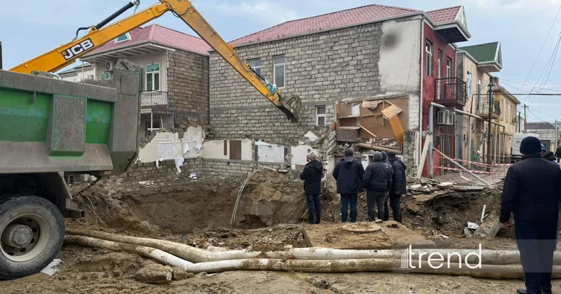 Bakıda kollektor üzərində tikilən ev tam söküldü FOTO/VİDEO