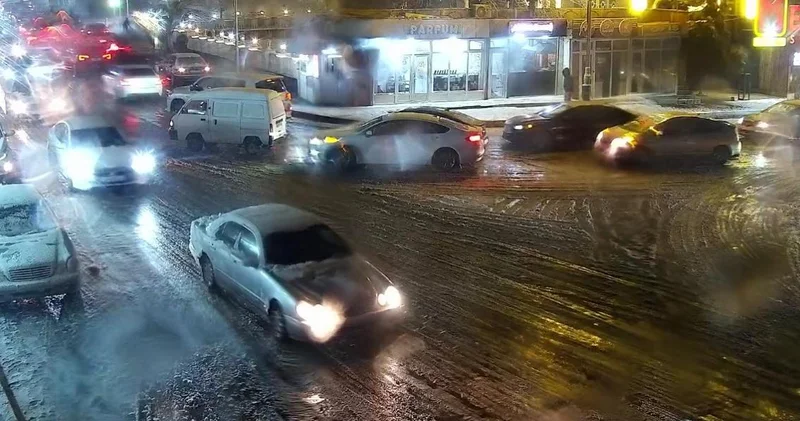 Yağışa görə bəzi ərazilərdə nəqliyyatın hərəkəti çətinləşib