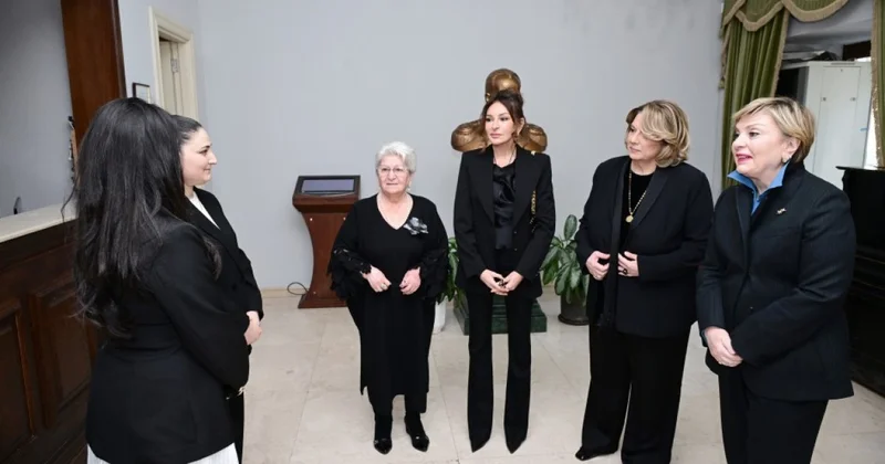Mehriban Əliyeva Tbilisidə Mirzə Fətəli Axundzadə adına Azərbaycan Mədəniyyəti Muzeyi ilə tanış olub FOTO