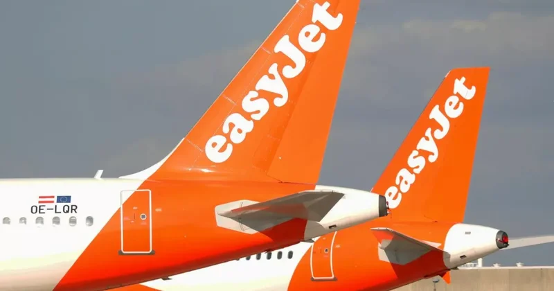 Пассажирский самолет EasyJet едва приземлился в Париже из за фейерверков