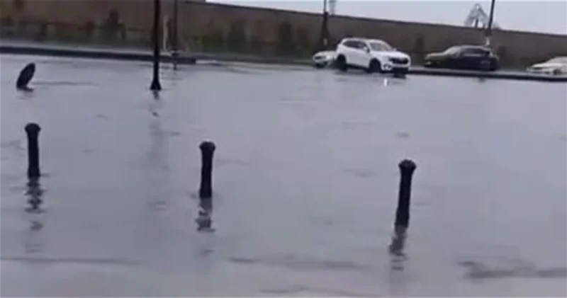 Сильные дожди парализовали движение у въезда в Белый город ВИДЕО