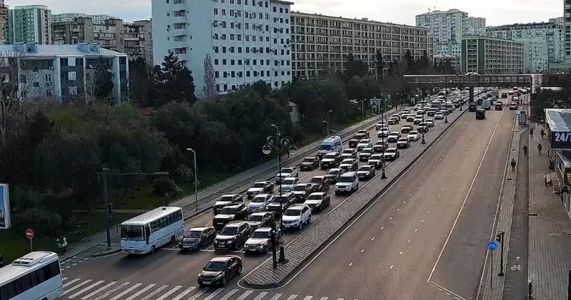 Həftənin ilk günü: Bakıda 19 istiqamətdə tıxac var