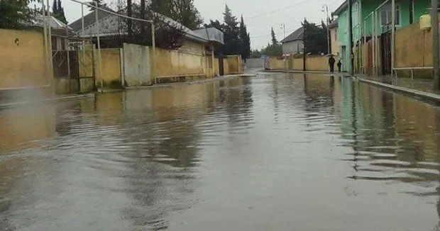 Bakıda güclü yağışların fəsadları: Zərəri kim ödəməlidir vətəndaş, yoxsa dövlət? ŞƏRH