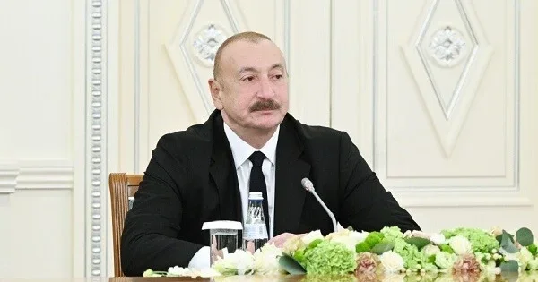 Prezident Tiflisdə Heydər Əliyevin abidəsini ziyarət etdi