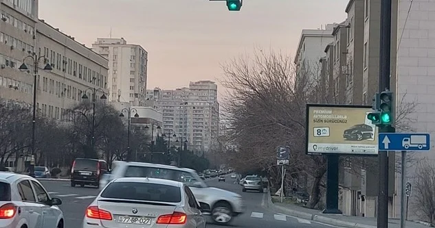 Qadağanedici işarədə hərəkəti davam etdirib svetofora çırpıldı
