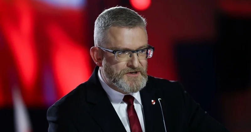 Polşa prezidentliyinə namizəd Avropa İttifaqının bayrağını yandırdı