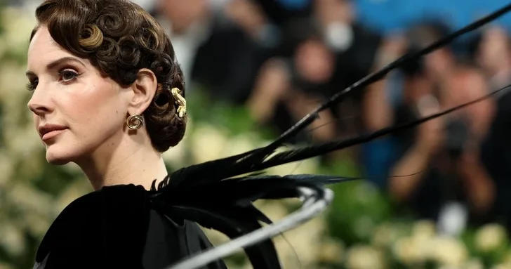 Готическая королева аллигаторов: Лана Дель Рей удивила всех необычным аксессуаром на Met Gala