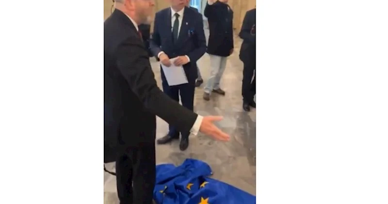 Prezidentliyə namizəd ayaqlarını Avropa Birliyi bayrağına sildi