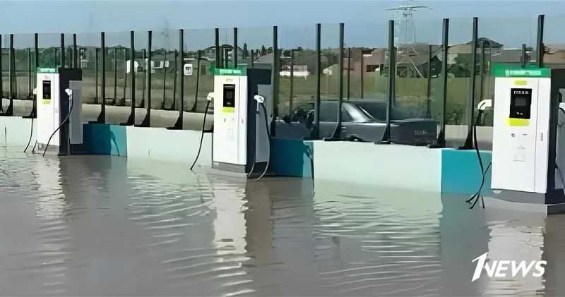 Зарядную станцию у Олимпийского стадиона в Баку затопило сточными водами ВИДЕО